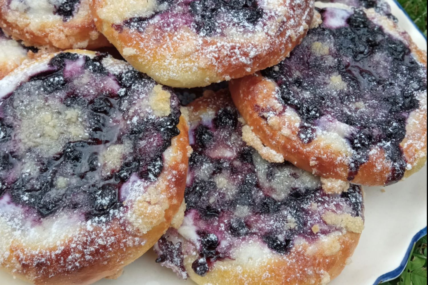 Obrázek receptu na Rybízové tvarožníčky: kynuté koláčky s tvarohovou náplní a černým rybízem