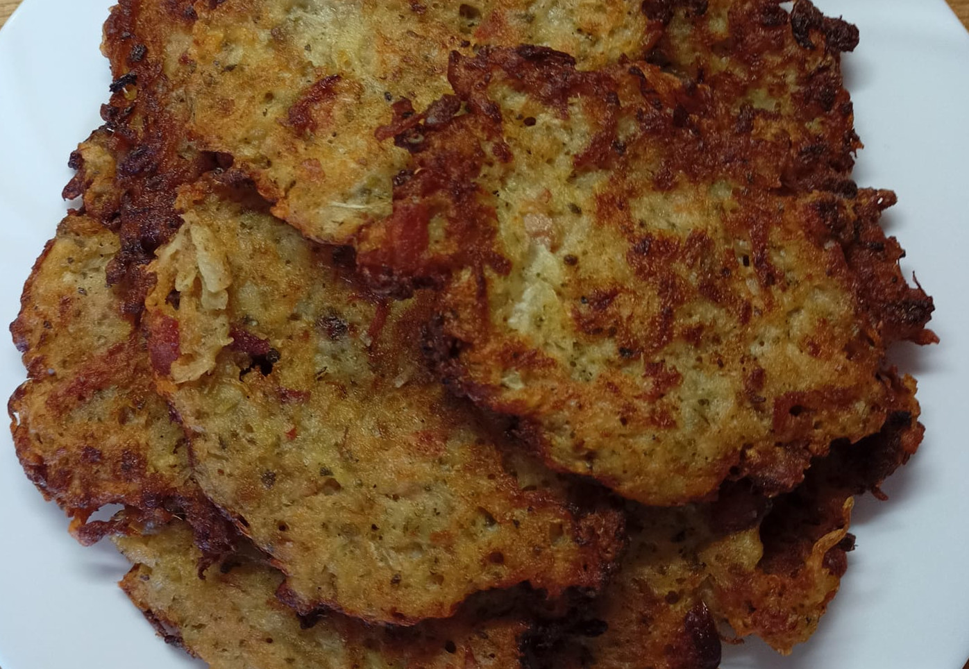 Obrázek k receptu na zelné placky se škvarkami a uzeným