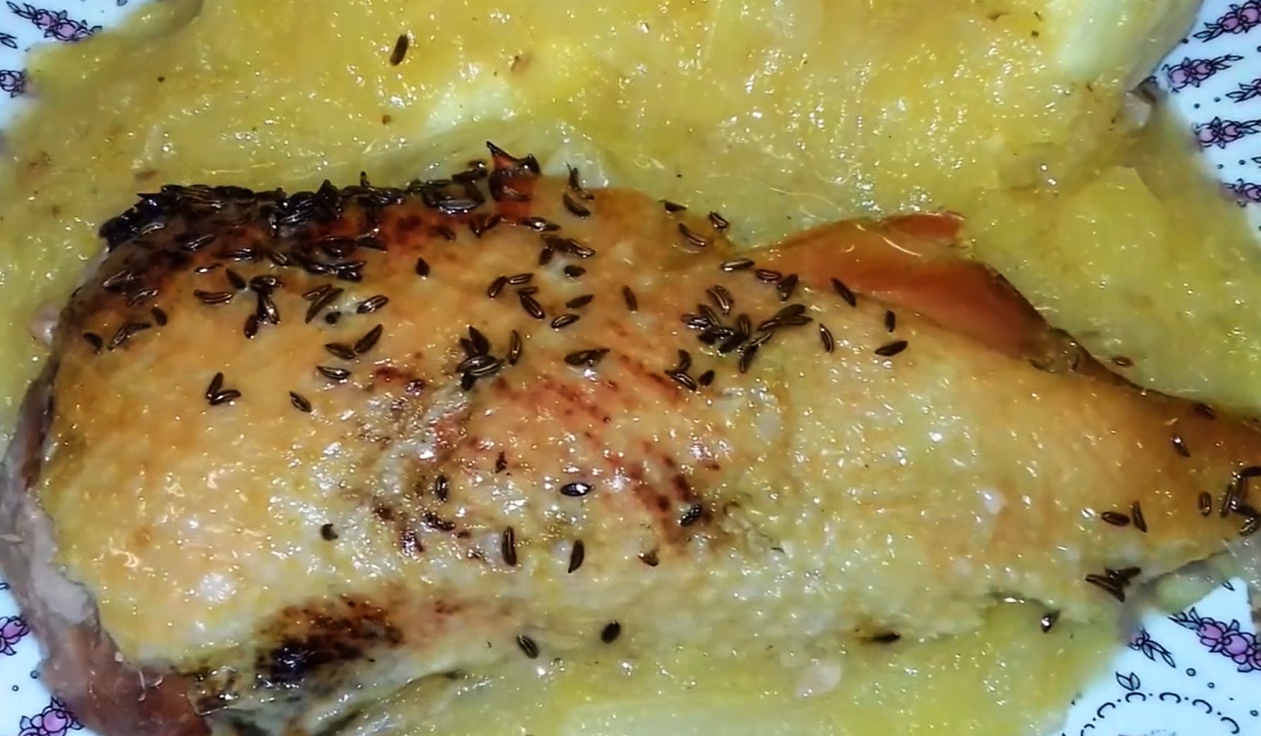 Obrázek receptu na Křehkou kachnu s jablky, podávanou lehkým cuketovým zelím a nadýchaným kynutým knedlíkem. Tradiční chuť české neděle v modernější, svěží podobě.