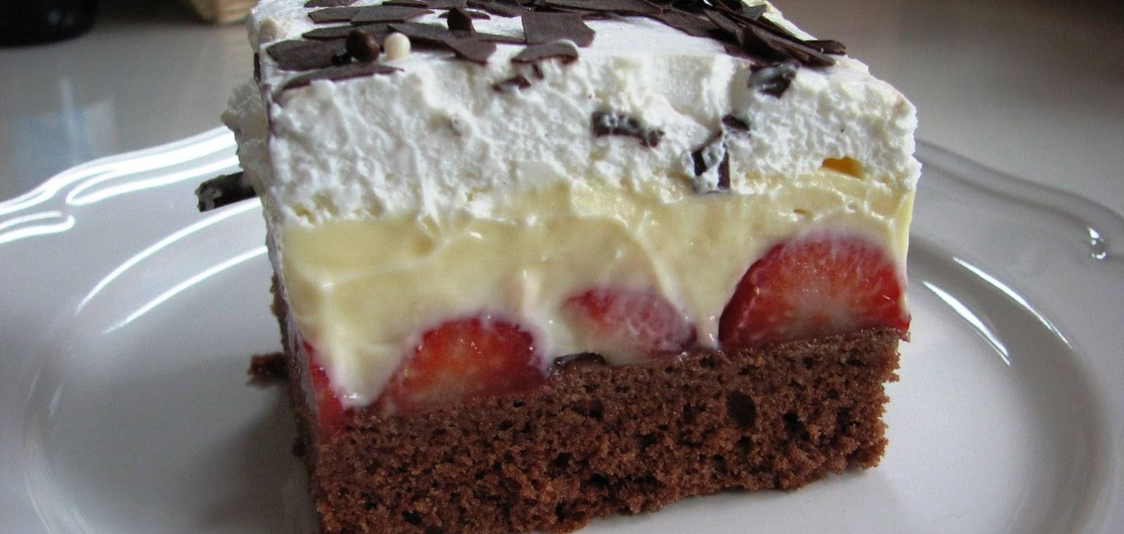 Obrázek receptu na Jahodový sen: kakaový řez s jahodami, pudinkem a šlehačkou