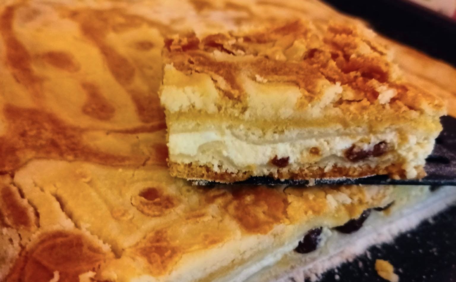 Obrázek receptu na Švédský sypaný koláč s tvarohem a ořechy, to je pocta jednoduchosti a domácké pohodě, žádné hnětení, jen sypat, zalít a nechat troubu dělat kouzlo