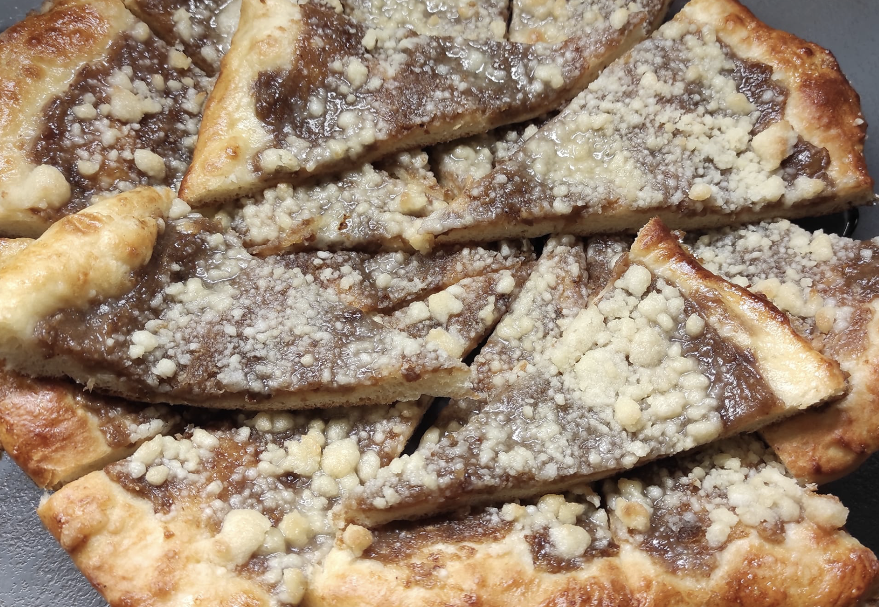 Hruškový frgál s náplní ze sušených hrušek na kamnech