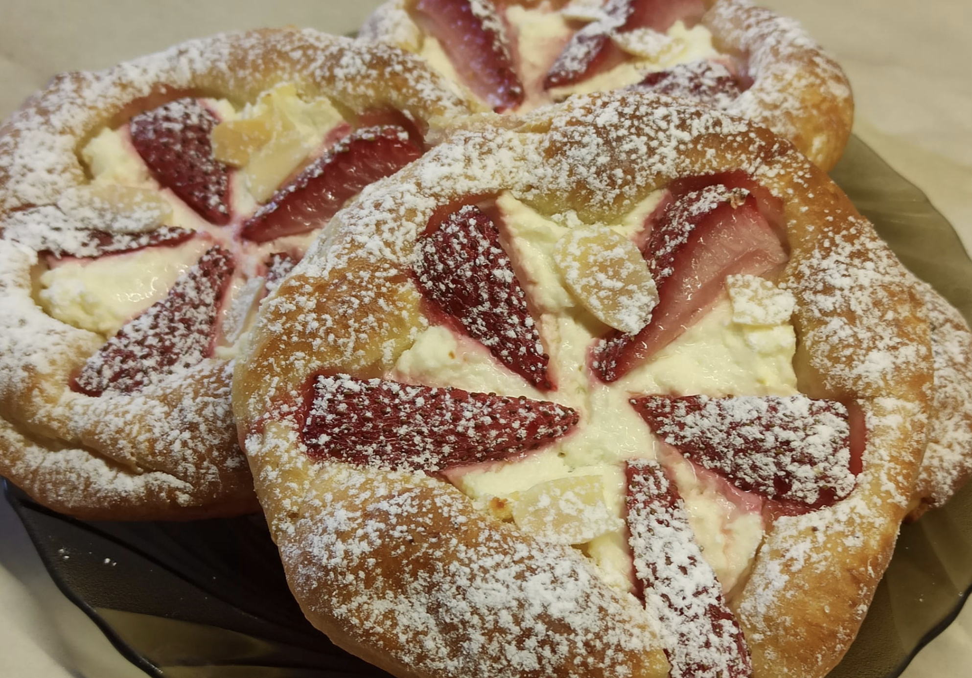 Obrázek k receptu na kynuté koláče s jahodami