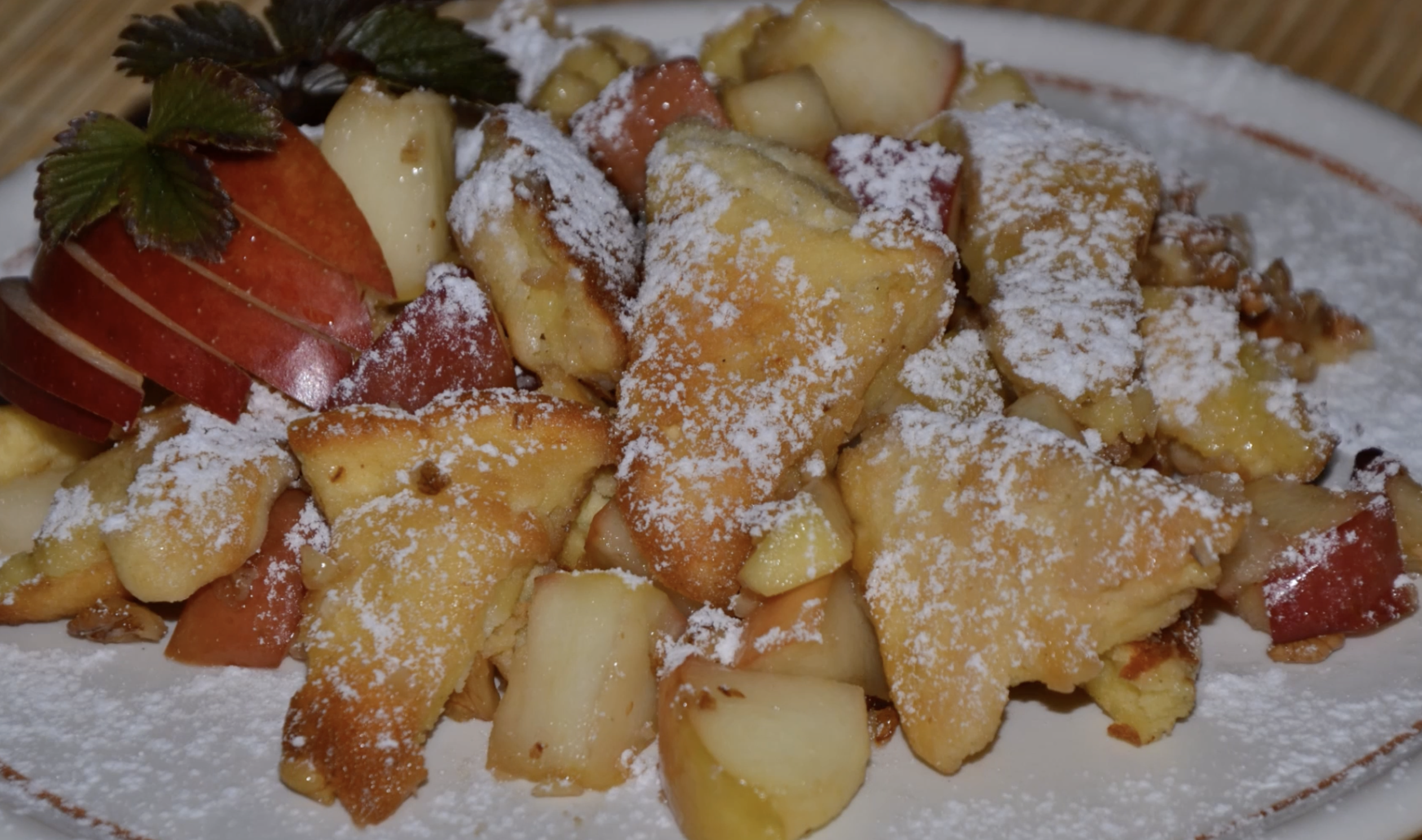 Obrázek k receptu na trhanec s jablky a ořechy