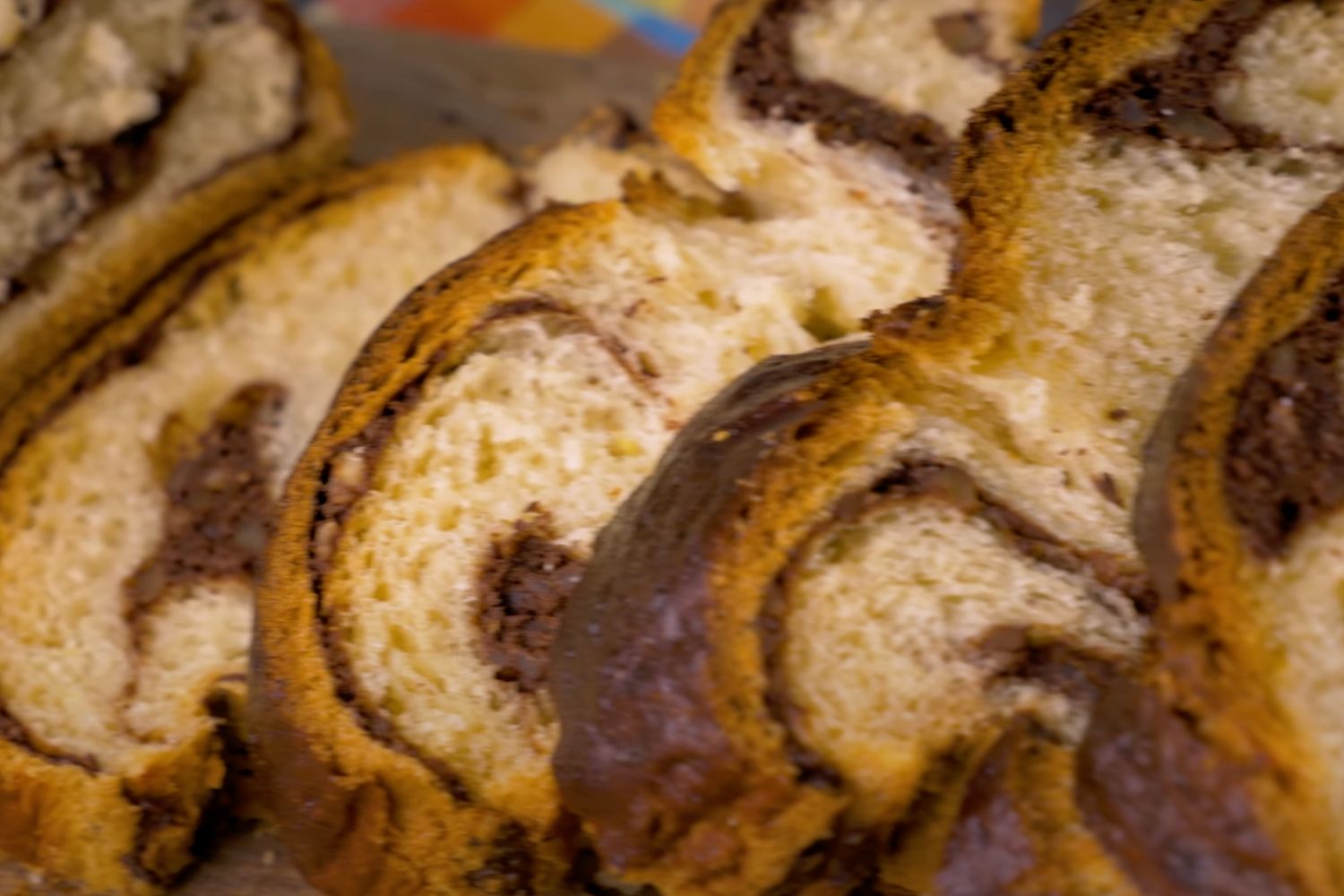 Obrázek receptu na Kynutý tradiční rumunský koláč s vlašskými ořechy a kakaem Cozonac