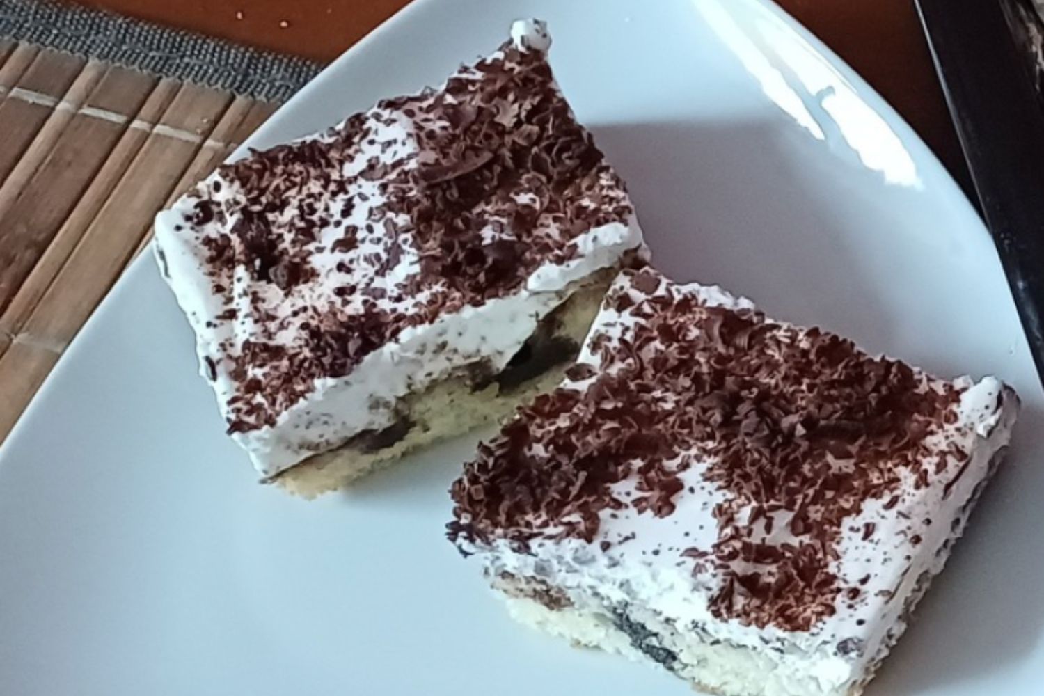 Obrázek receptu na Recept na Děrovanou buchtu s rumovou polevou: sladkou klasiku která se "napije"