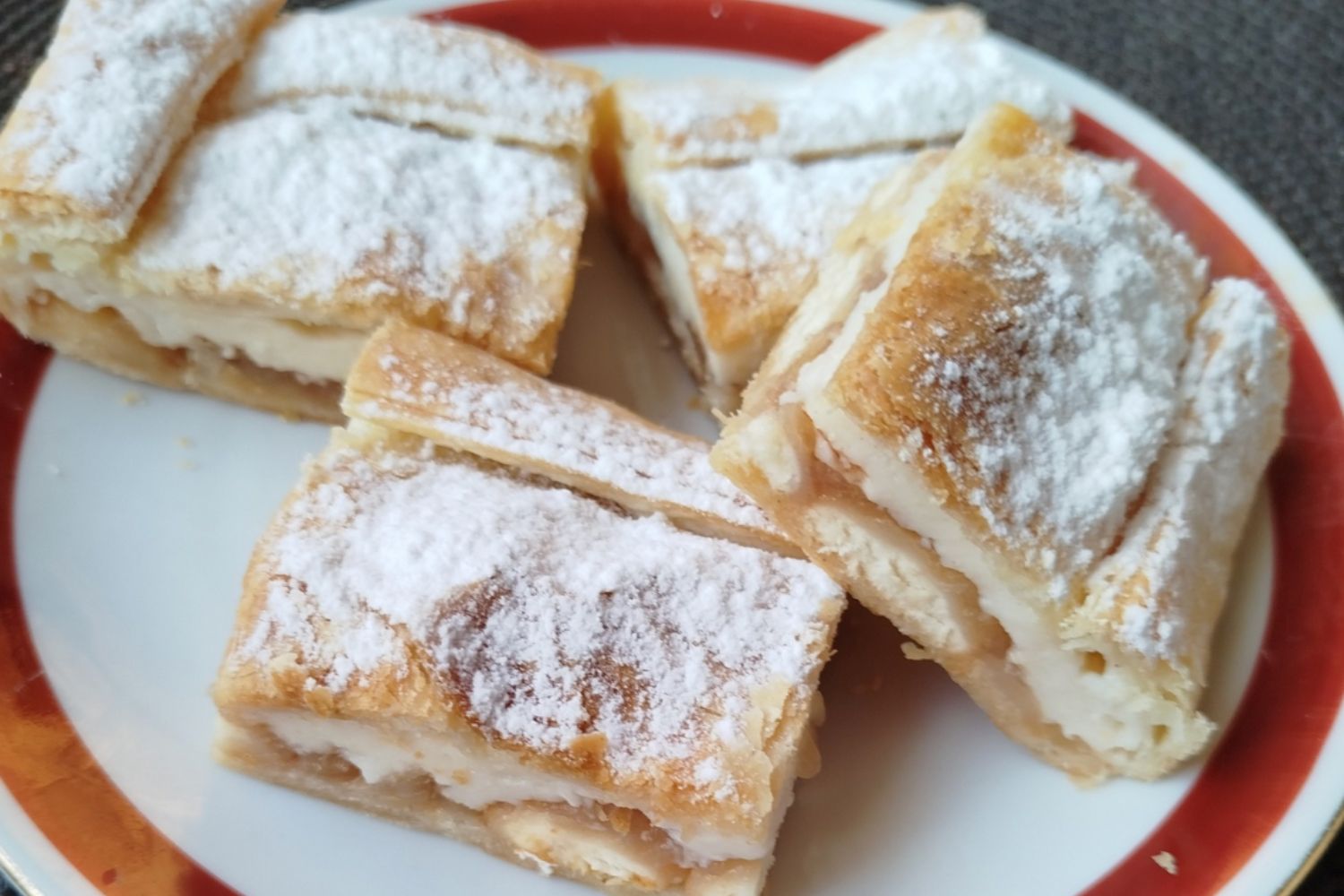 Obrázek receptu na Jablkovo-pudinkové řezy z listového těsta, rychlý a snadný moučník