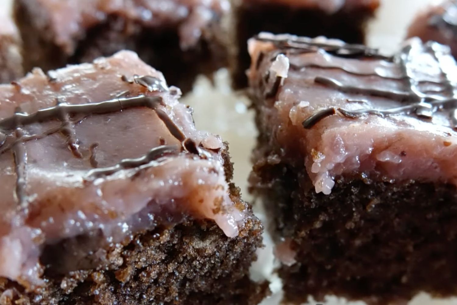 Obrázek receptu na Jahodové řezy - snadno a hrnkově, vždycky se na ně těším, když dozrávají na zahradě jahody