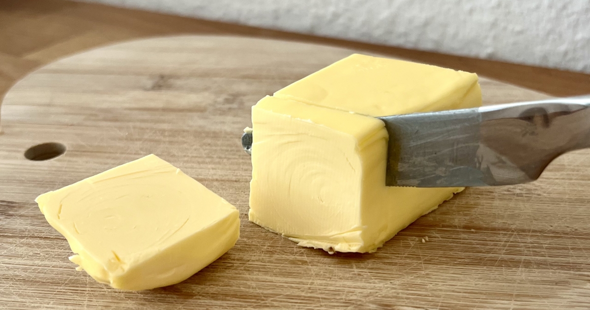 Obrázek ke kvízu: Jak dobře se vyznáte v máslech? Kolik procent musí obsahovat, aby bylo považováno za máslo?