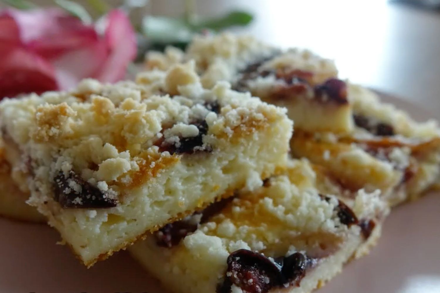 Obrázek receptu na Ovocné jogurtově-tvarohové řezy, po kterých se jen zapráší