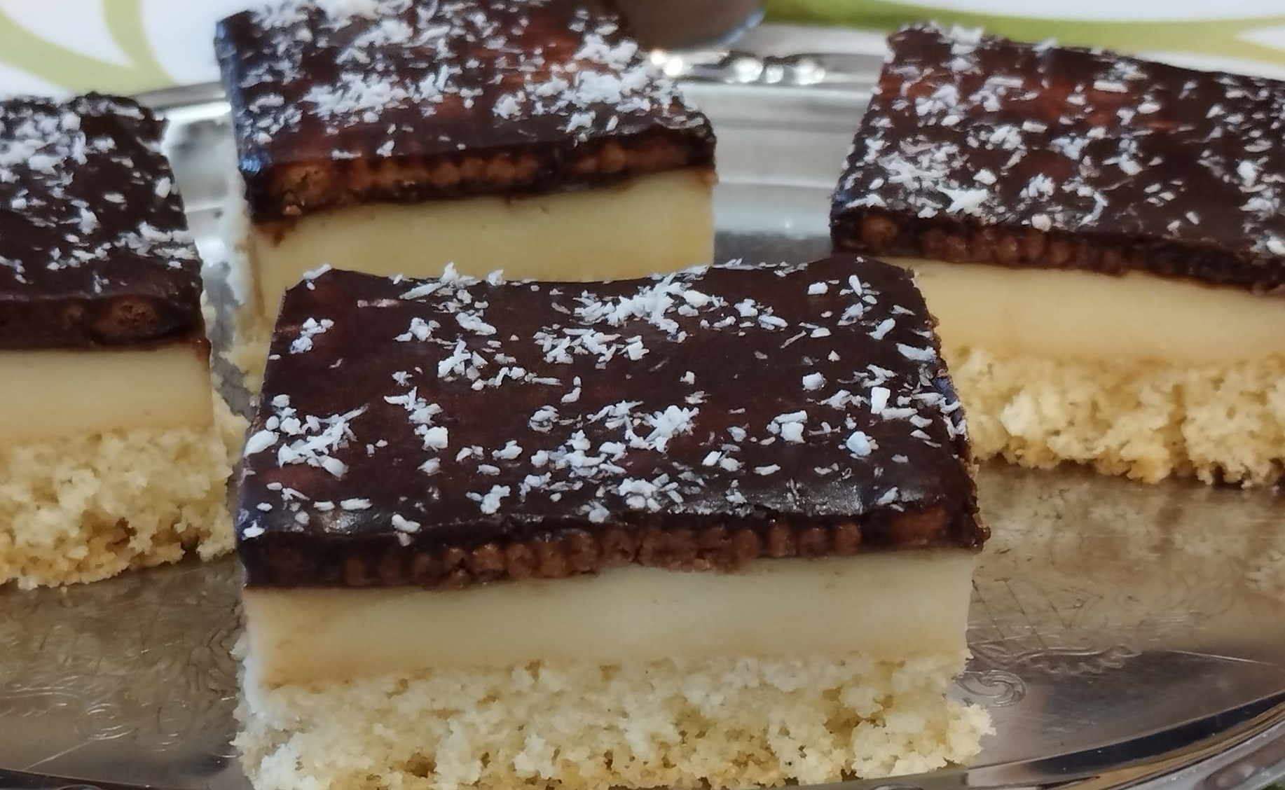 Obrázek receptu na Retro pudinkové řezy s Be Be sušenkami a čokoládovou polevou