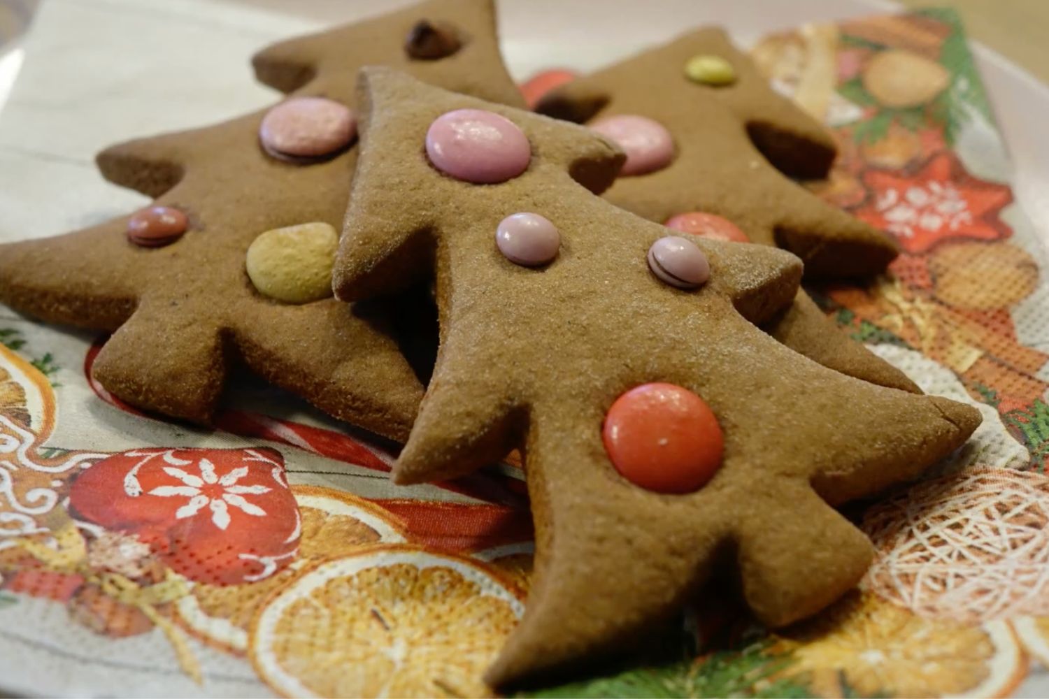 Obrázek receptu na Stromečky coby perníčky zdobené lentilkami, hravá radost Vánoc, jednoduché a přitom krásné kouzlo z lentilek