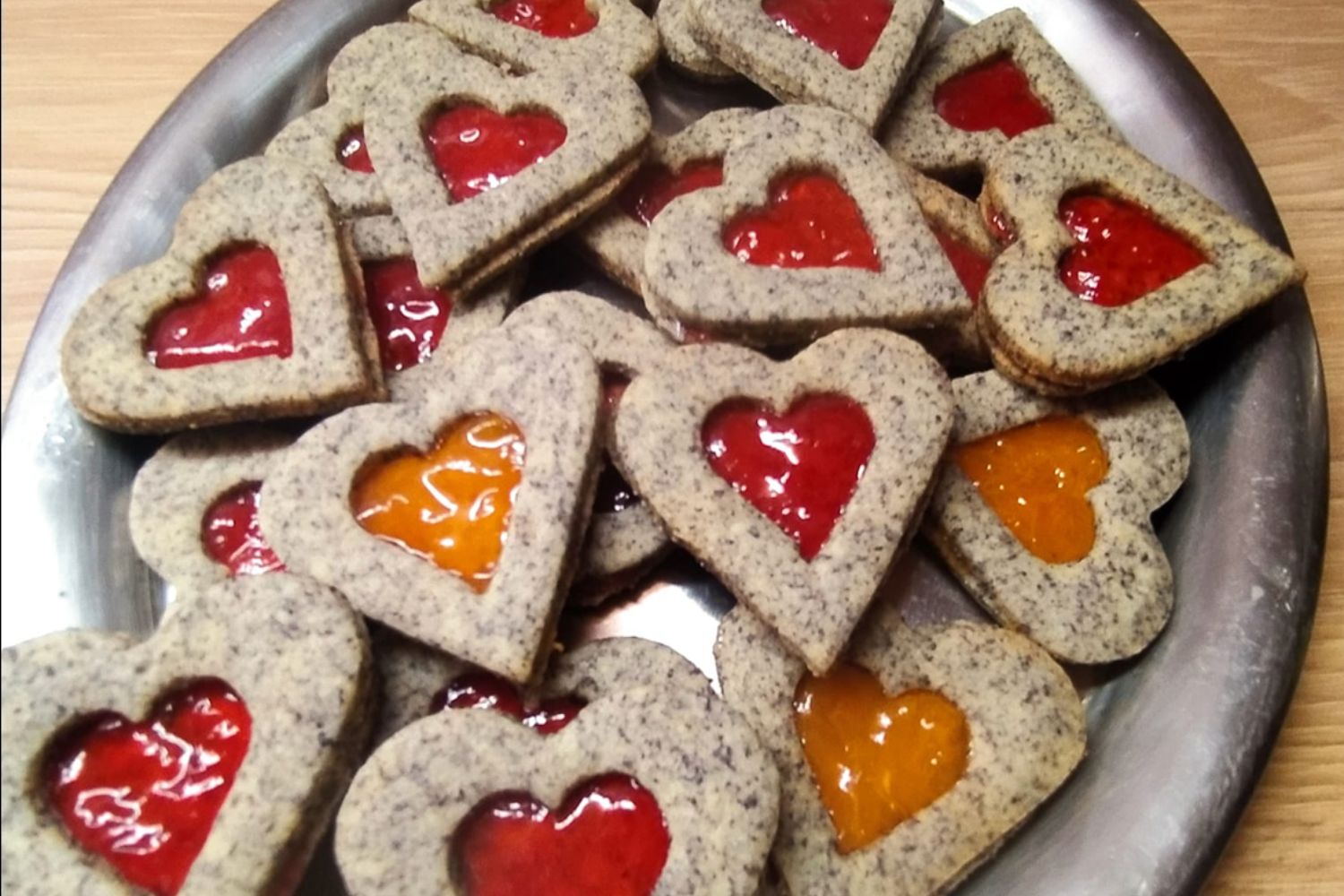 Obrázke receptu na Utěšená maková srdíčka slepovaná barevnou marmeládou různého druhu