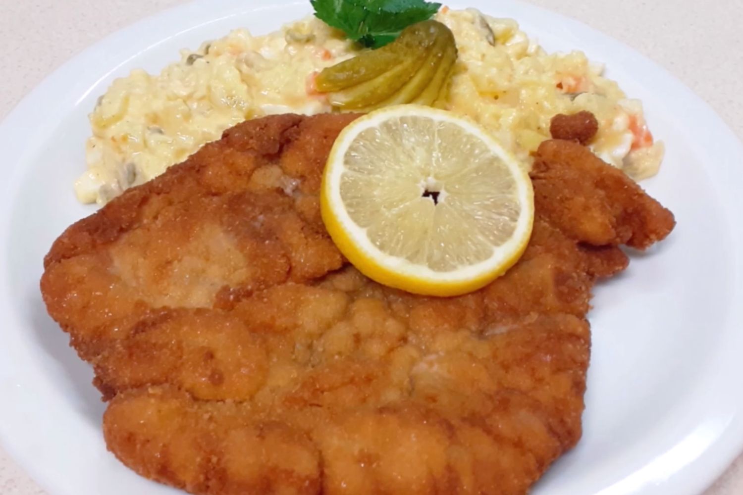 Obrázek receptu na Vánoční řízek s bramborovým salátem, klasika, která nikdy nezklame a bez které Vánoce nejsou Vánoce