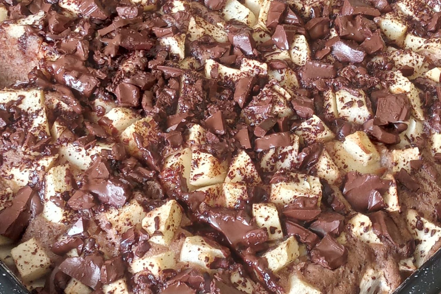 Obrázek receptu na dezert Vláčná buchta s jablky a kousky čokolády je přesně ten moučník, který provoní celý dům a mizí ještě teplý