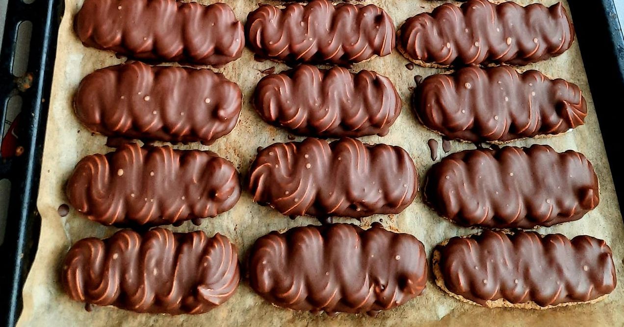 Obrázek receptu na Jahodové jádrové rohlíčky s čokoládovou polevou