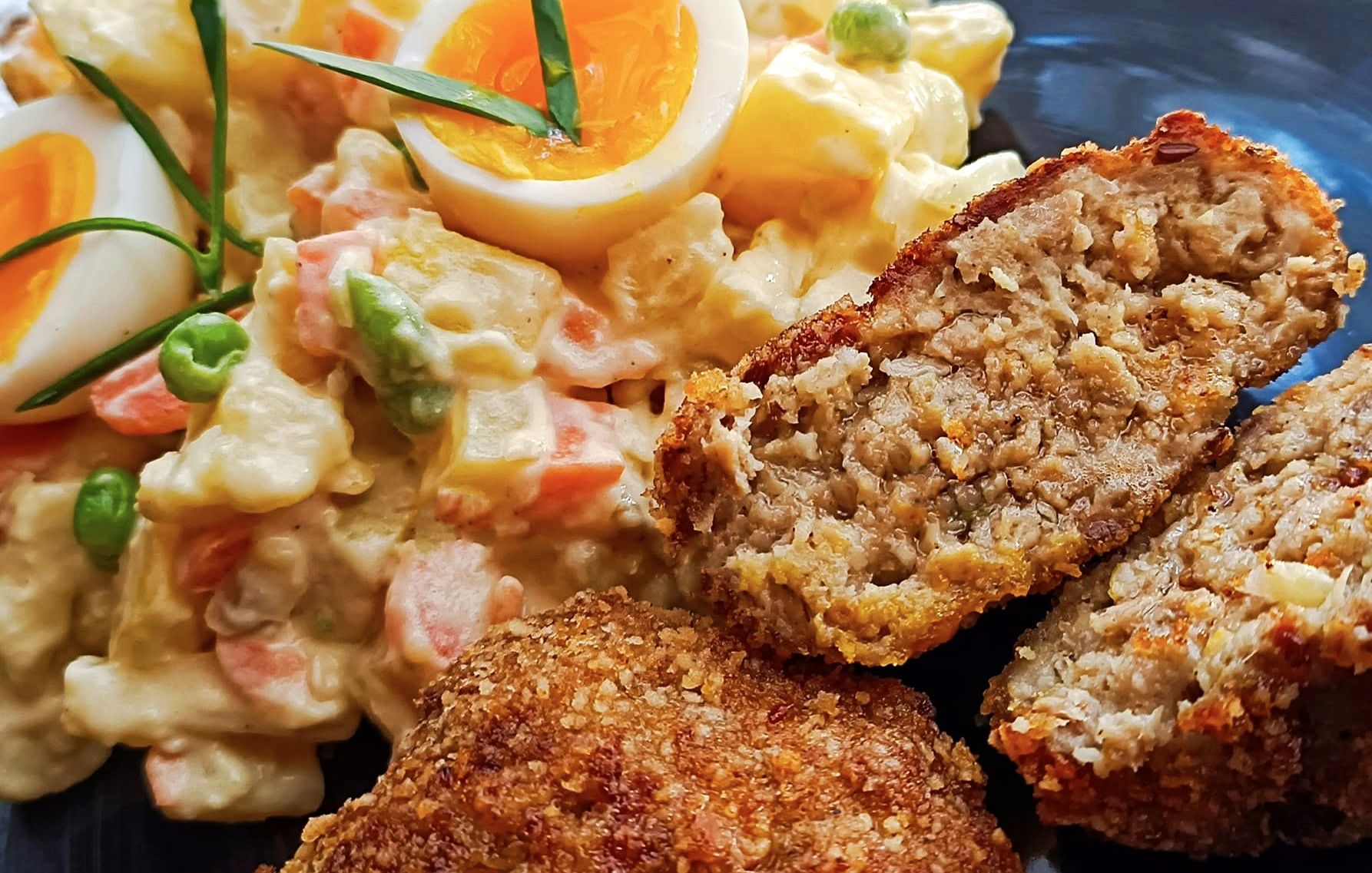 Obrázek receptu na Karbanátky s lehkým bramborovým salátem - tradice, která voní Vánocemi i obyčejným nedělním obědem