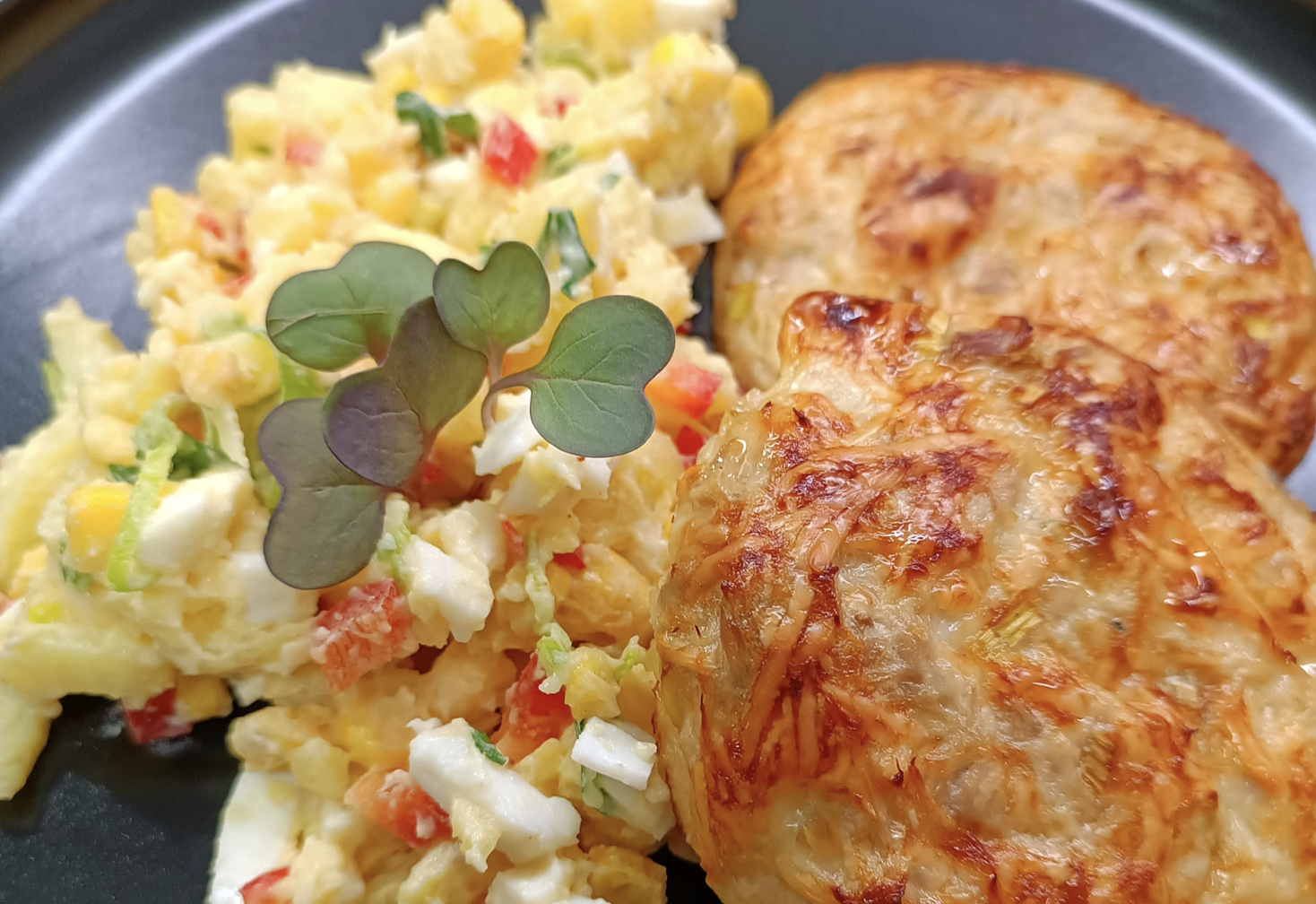 Obrázek k receptu na tuňákové placičky a odlehčený bramborový salát