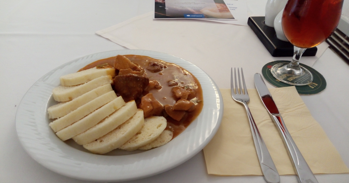 Fotografie guláše v restauraci