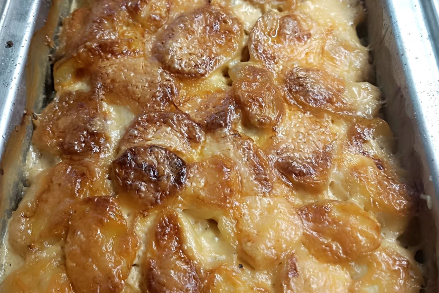 Obrázek receptu na Kotlety zapečené ve smetaně s bramborami a cibulí, poctivá česká klasika, která nikdy nezklame