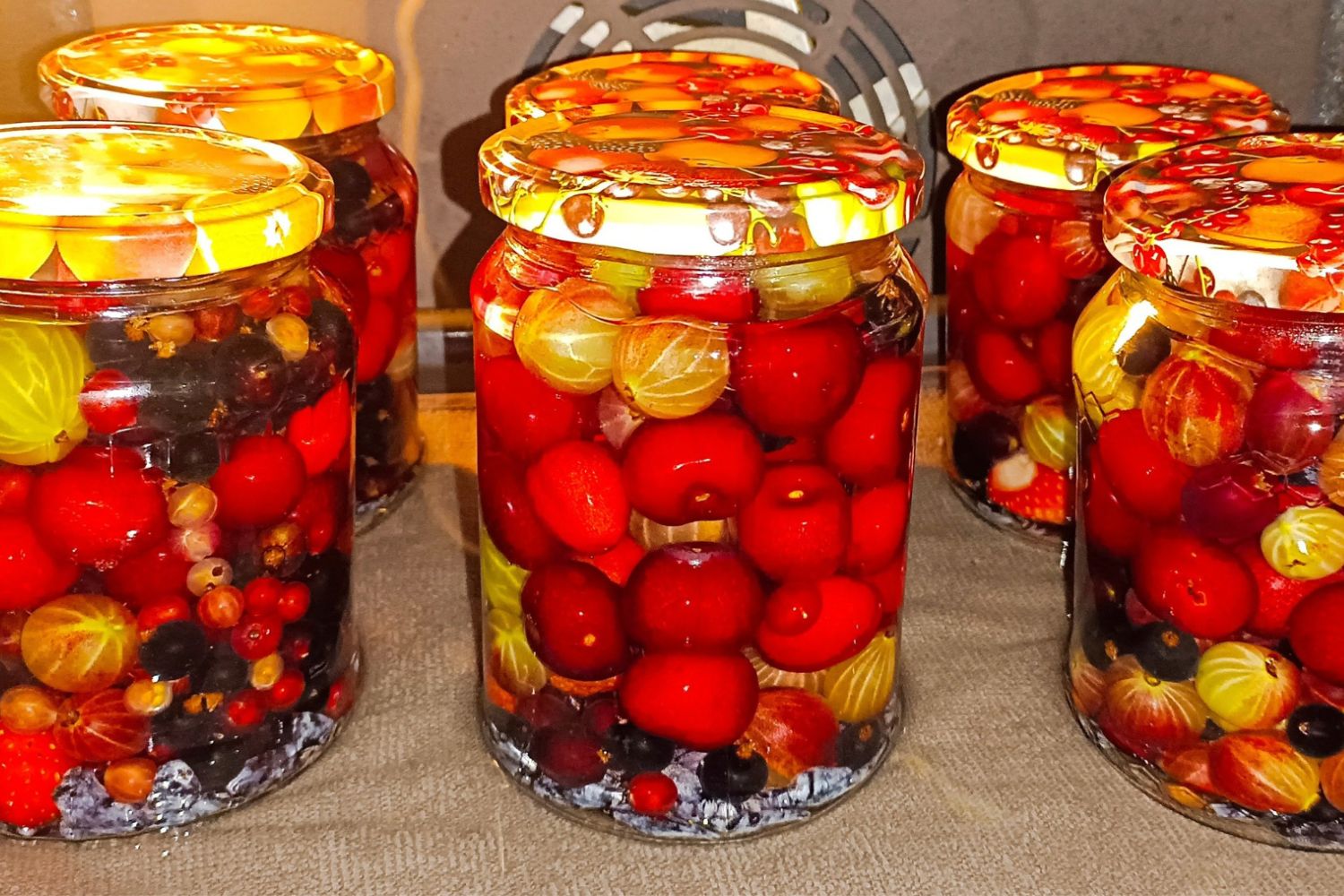 Obrázek receptu na Míchaný ovocný kompot, jako od babičky, chuť léta ve sklenici