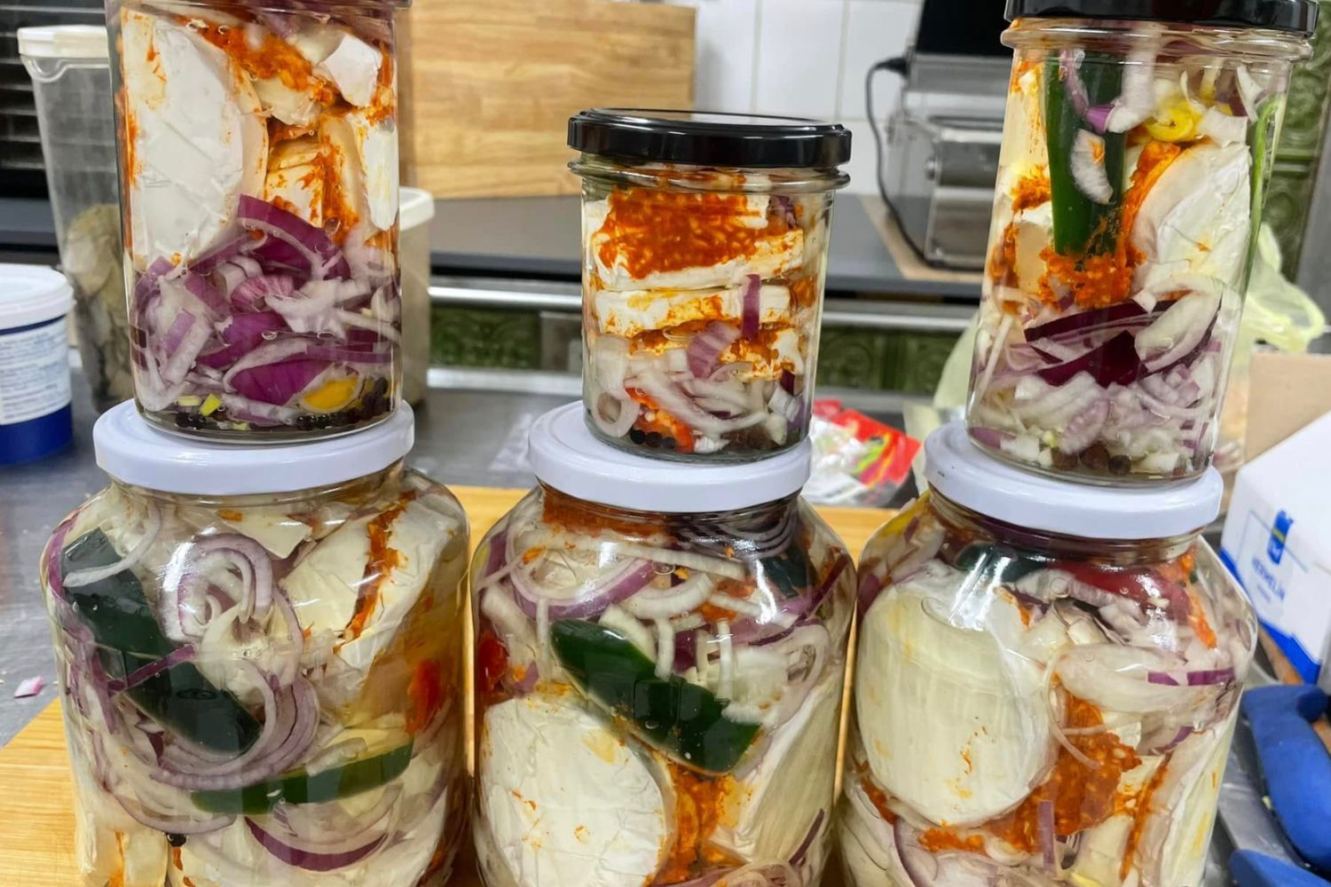 Obrázek receptu na Nakládaný Hermelín s česnekem a cibulí, hospodská klasika, která si našla cestu z výčepů do domácích kuchyní a stala se malým symbolem české chuti