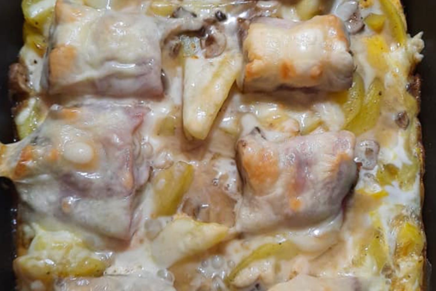 Obrázek receptu na Oběd či večeři v jednom pekáči: brambory zapečené se žampiony obalenými ve slanině