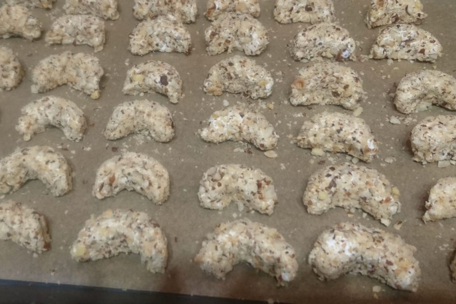 Obrázek receptu na Ořechové cukroví z bílků. Určitě se vám taky stává, že vám zbydou při pečení bílky, tak proč je nevyužít, než je vyhodíte...