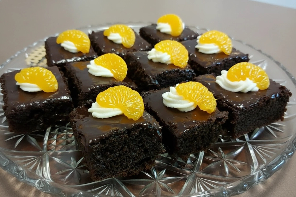 Obrázek receptu na Hrnkový cuketový perník, který je krásně vláčný a navíc bohatě politý čokoládou