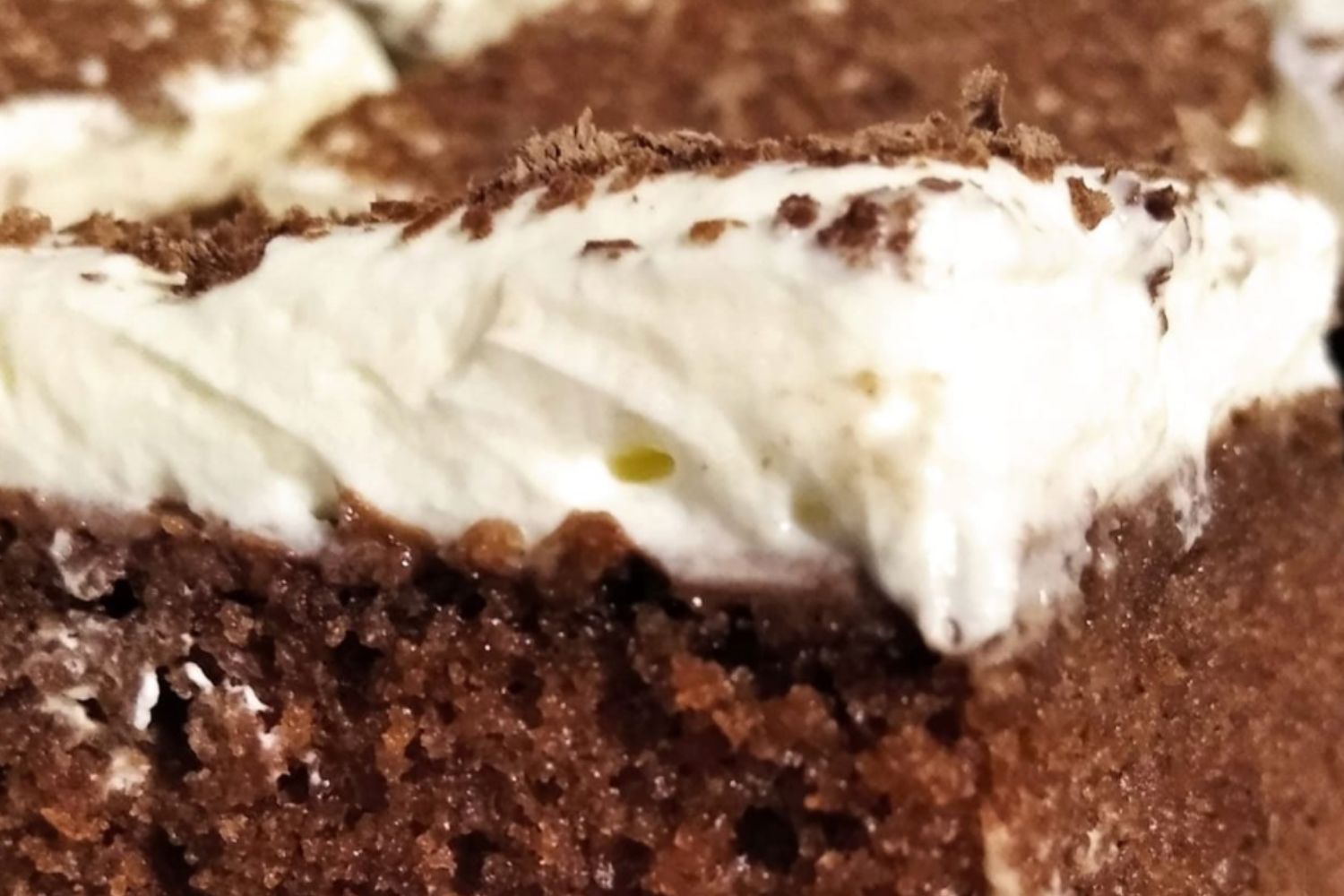 Obrázek receptu na Perníkovou buchtu s podmáslím a smetanovou polevou