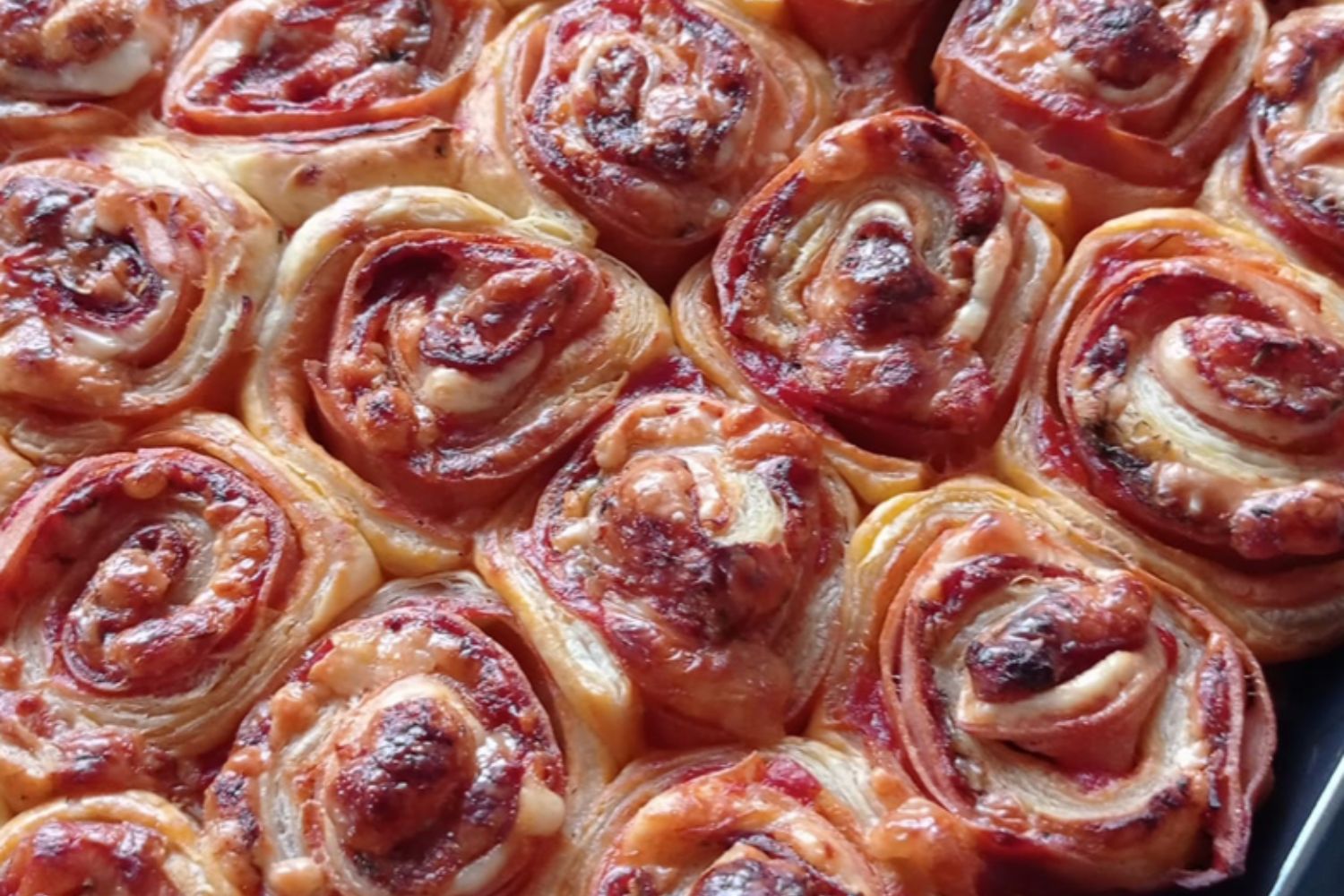 Obrázek receptu na Pizza šneky z listového těsta, nejen lákavé na pohled, ale i dostatečně chutné rychlé pohoštění