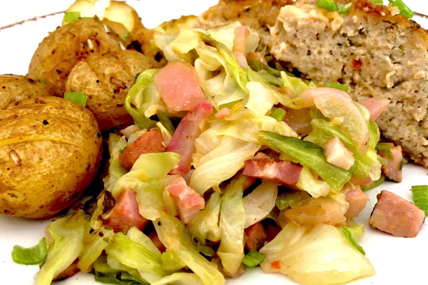 Obrázek receptu na Restované rané zelí na slanině s ředkvičkou, králičí karbanátky s bůčkem a pečené brambory - jídlo, které voní jarem, venkovem a poctivou českou kuchyní, ale přitom má lehkost a eleganci