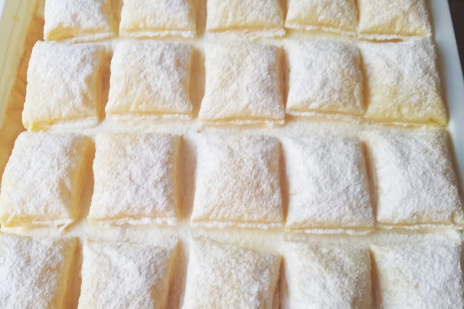 Obrázek receptu na Slavnostní krémeš s vanilkou a šlehačkou - sladká legenda střední Evropy, která voní vanilkou, cukrářské pýchou a nedělním odpolednem