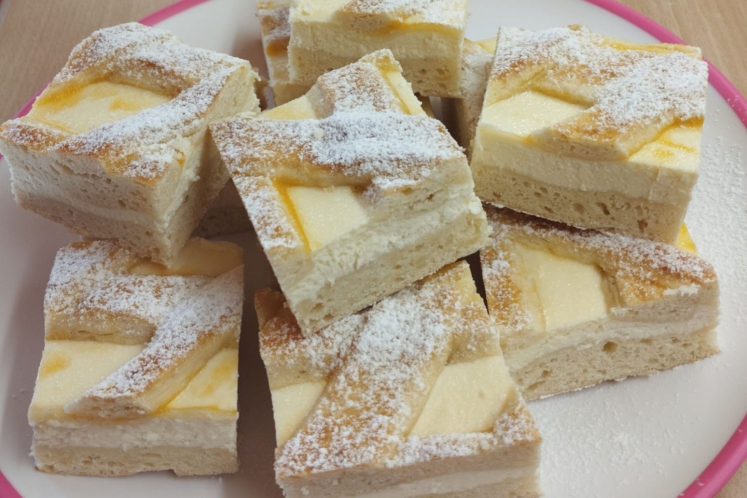 Vynikající koláč babiččina peřina s tvarohem a mřížkou