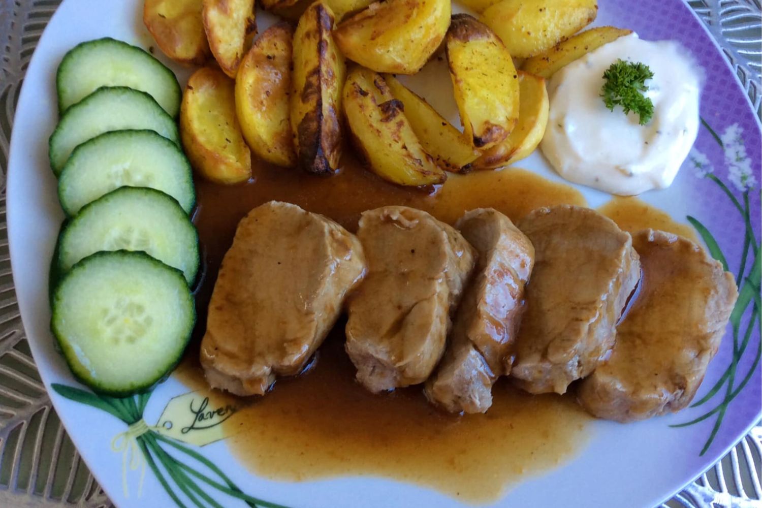 Obrázek receptu na Vepřovou panenku s opečenými bramborami - tichá klasika, která nepotřebuje kudrlinky