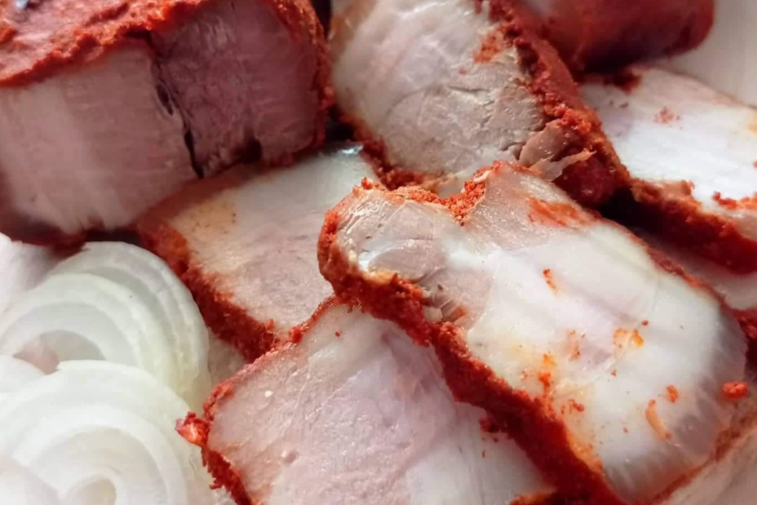 Obrázek receptu na vepřový bok uvařený a obalený v červené paprice a směsi koření