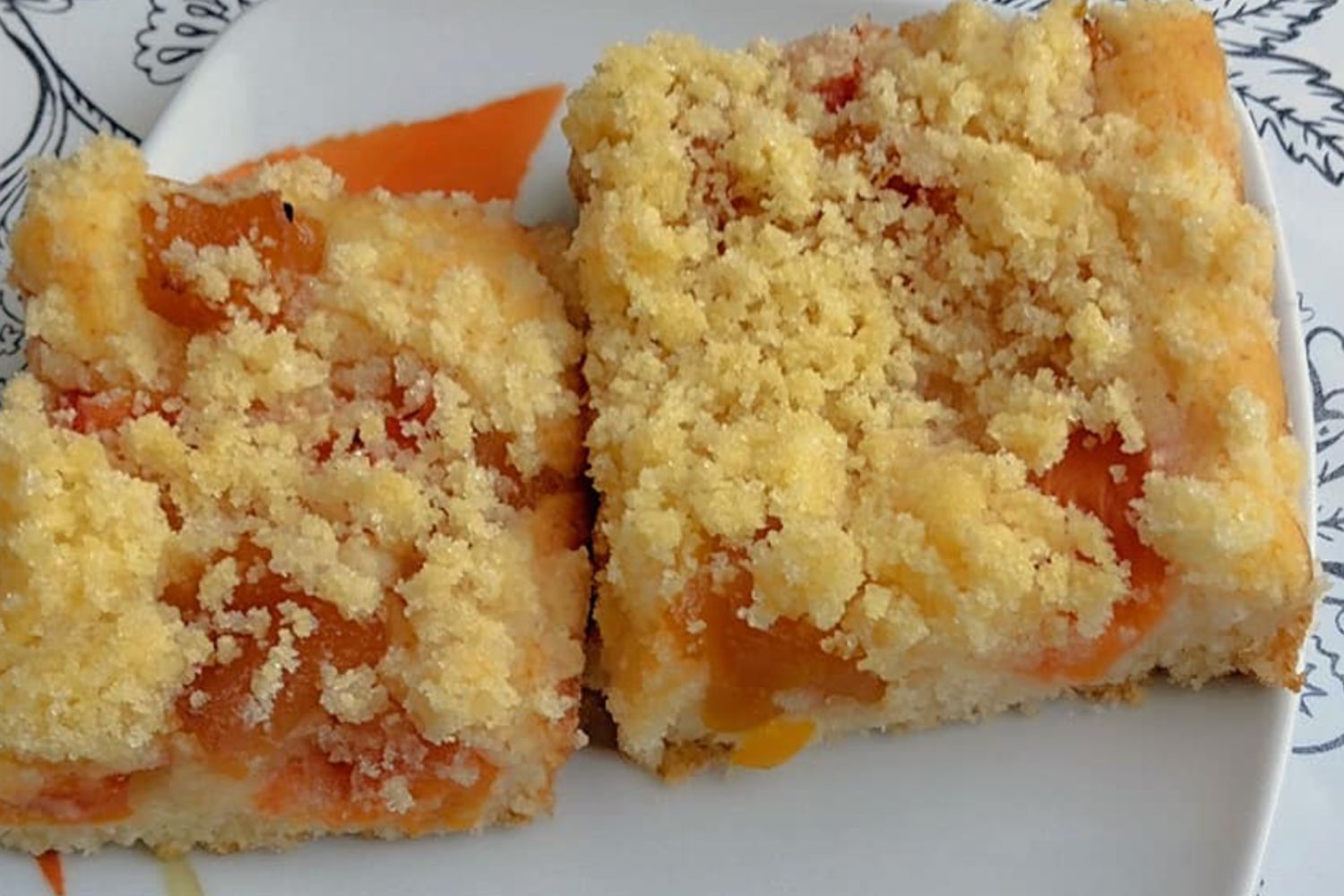 Obrázek receptu na Voňavý meruňkový koláč s máslovou drobenkou