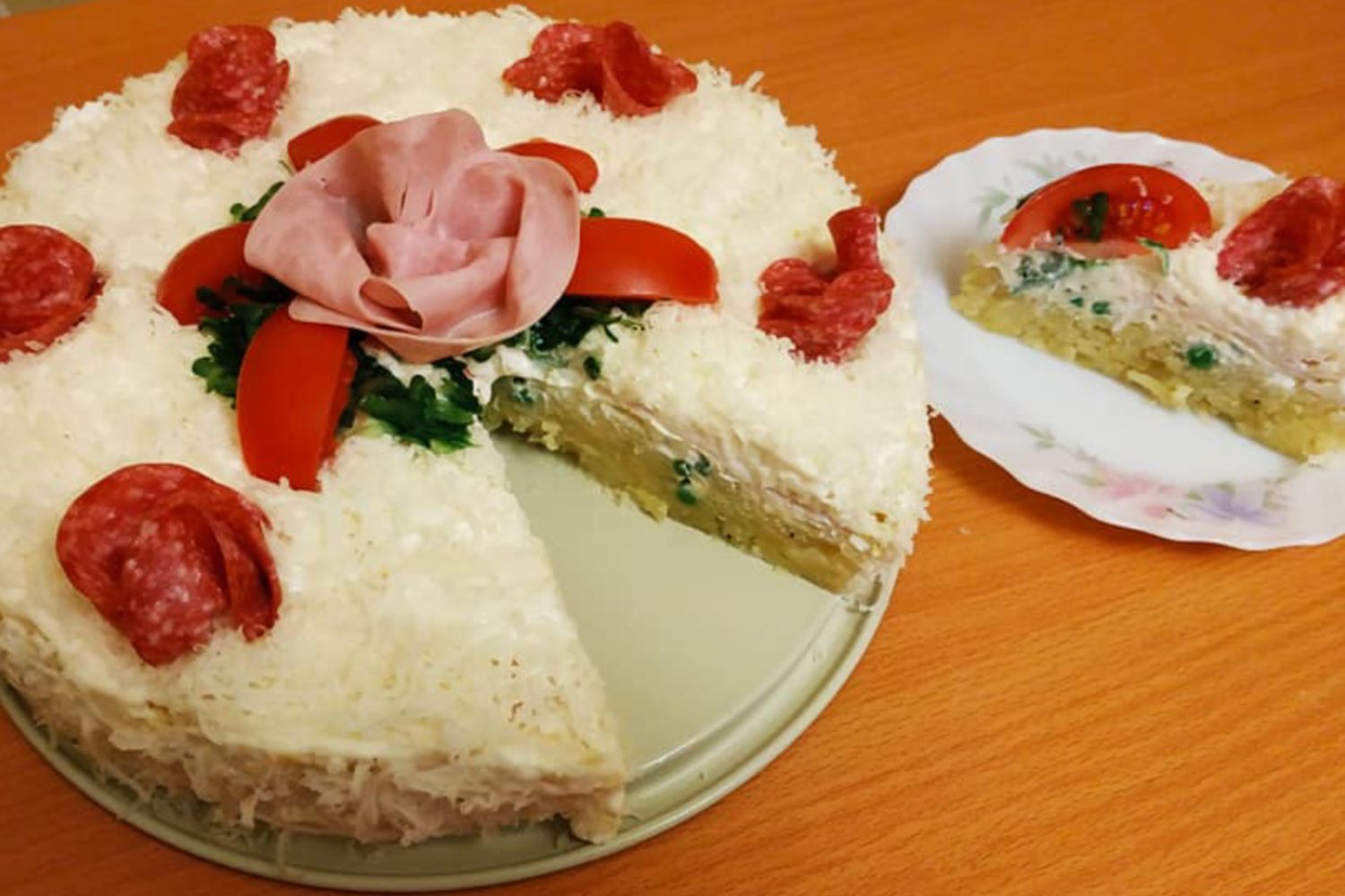 Obrázek receptu na Krásně vypadající vrstvený bramborový salát - připravte si pro změnu jako samostatné pohoštění, nebo součást studené mísy, či slavnostní večeři