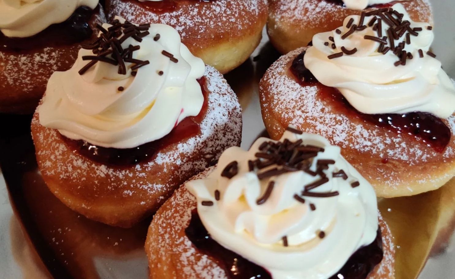 Obrázek receptu na Vdolečky zdobené povidly a šlehačkou - klasika, která láká už pohledem