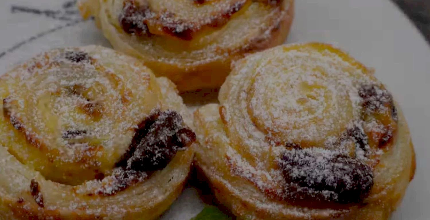 Obrázek receptu na Sladké šneky z listového těsta s vanilkový pudinkem a kousky čokolády