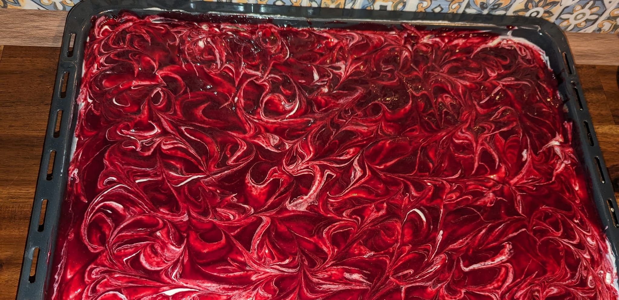 Obrázek receptu na Míša řez s ostružinami, se želatinou a mramorovým vzorem