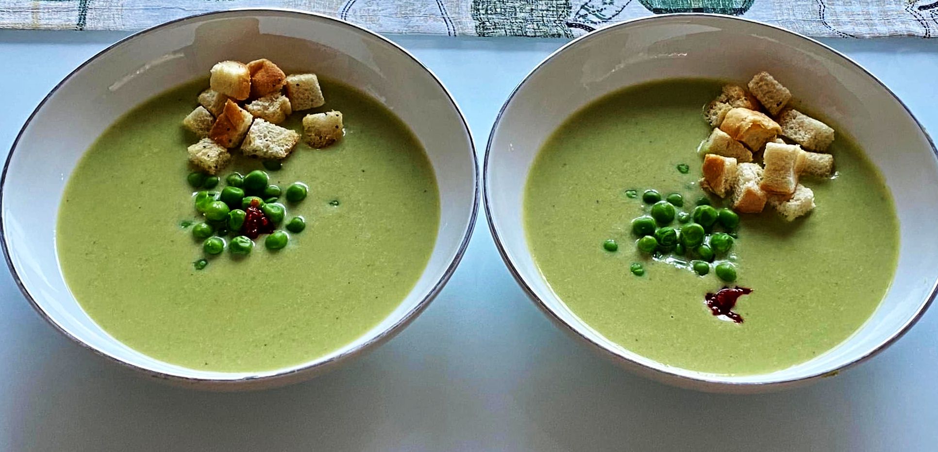 Obrázek receptu na Hráškový bezlepkový krém z mraženého hrášku s máslovými krutonky