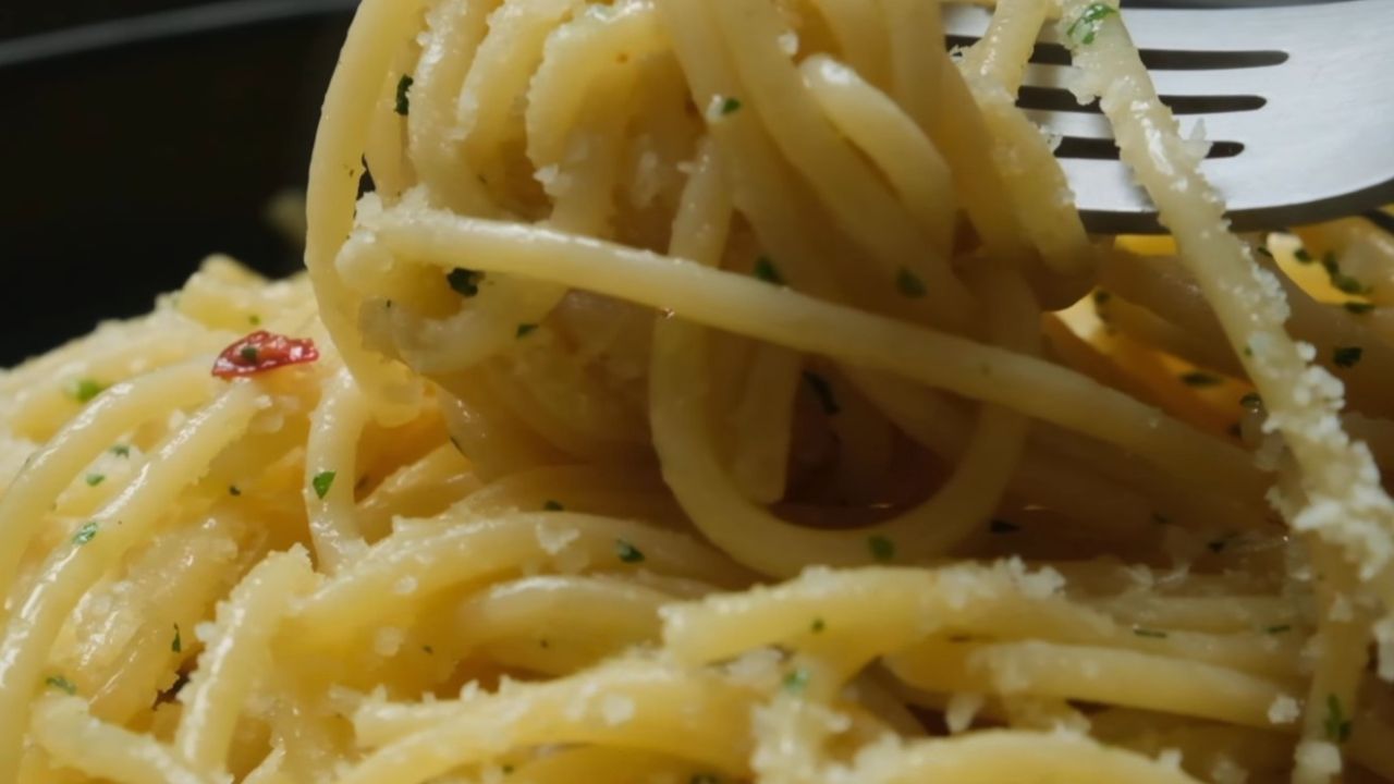 Obrázek receptu na italské těstoviny Aglio e Olio.