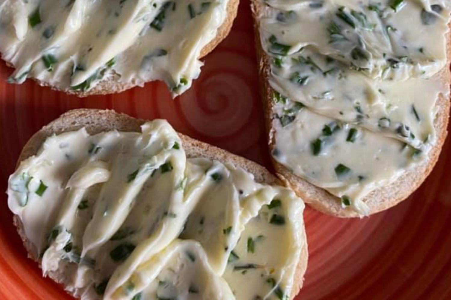 Obrázek receptu na Bylinkové máslo - jednoduchá chuť krajiny - máslo ochucené čerstvými nebo sušenými bylinkami