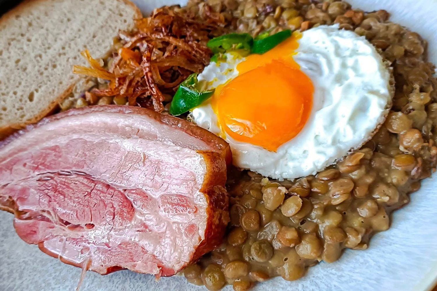 Obrázek receptu na Čočku na kyselo s plátkem uzeného a volským okem