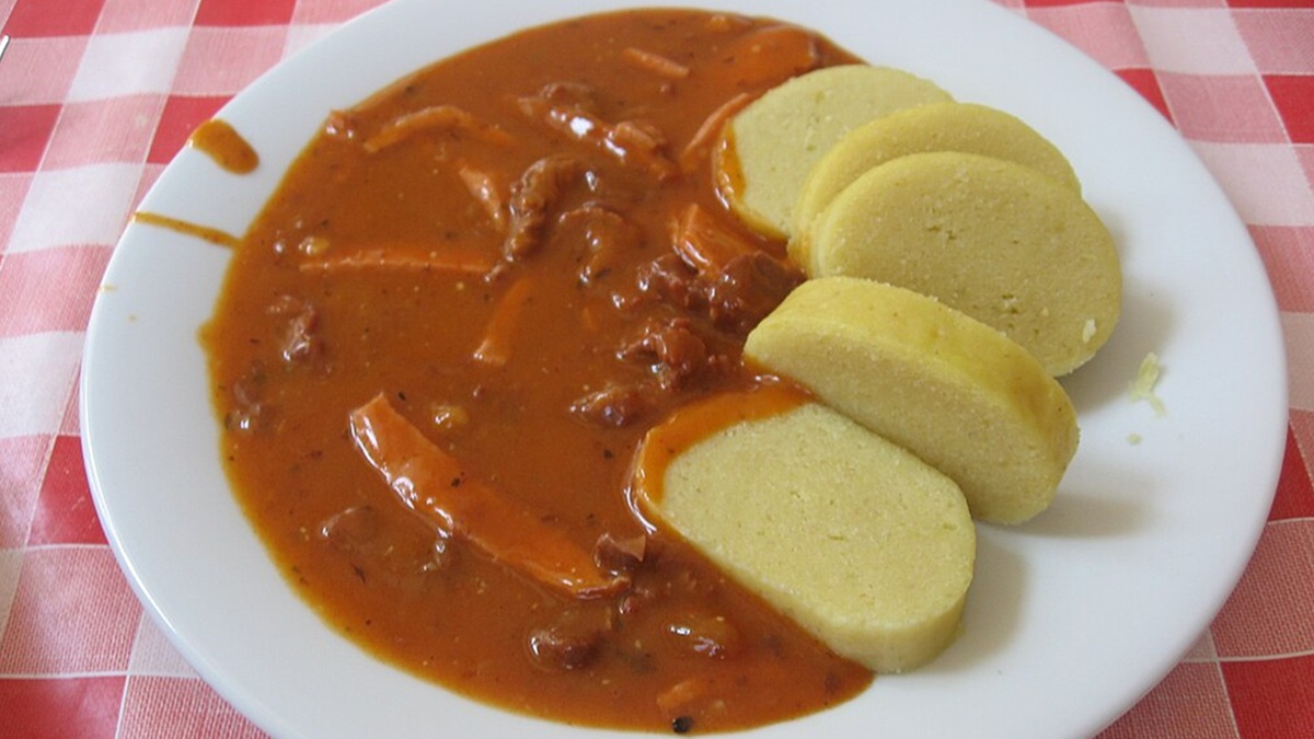 guláš s knedlíkem