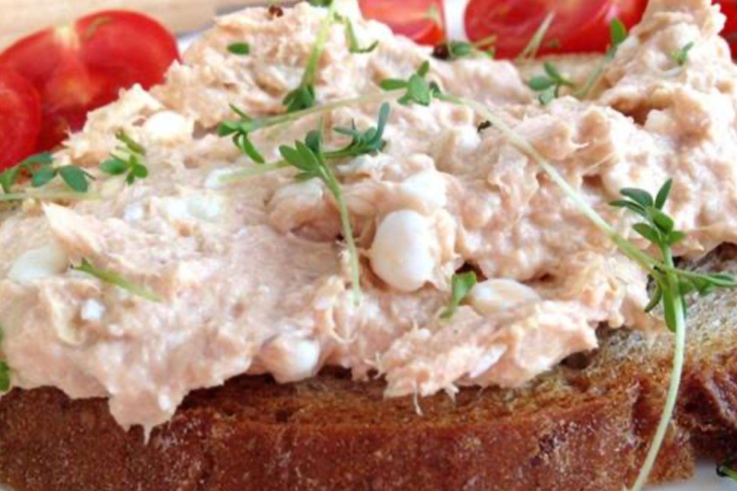 Obrázek receptu na Lehkou a výživnou pomazánku z Tuňáka, Cottage sýra a ovesných vloček, ideální pro zdravé stravování