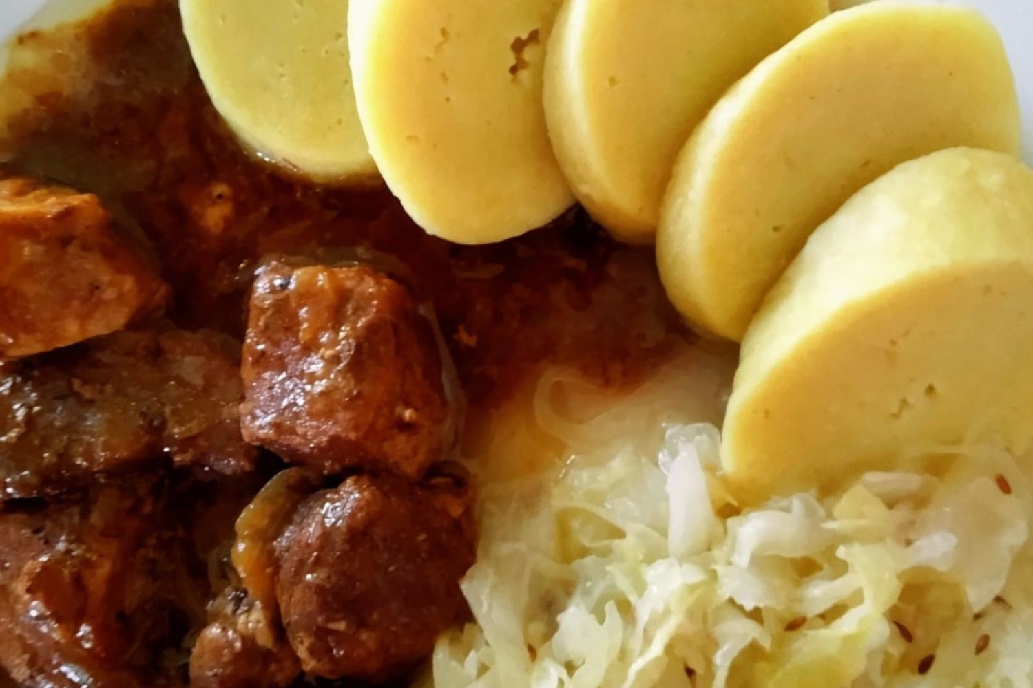 Obrázek receptu na Moravského vrabce podávaného jak jinak než s bramborovým knedlíkem a kysaným bílým zelím