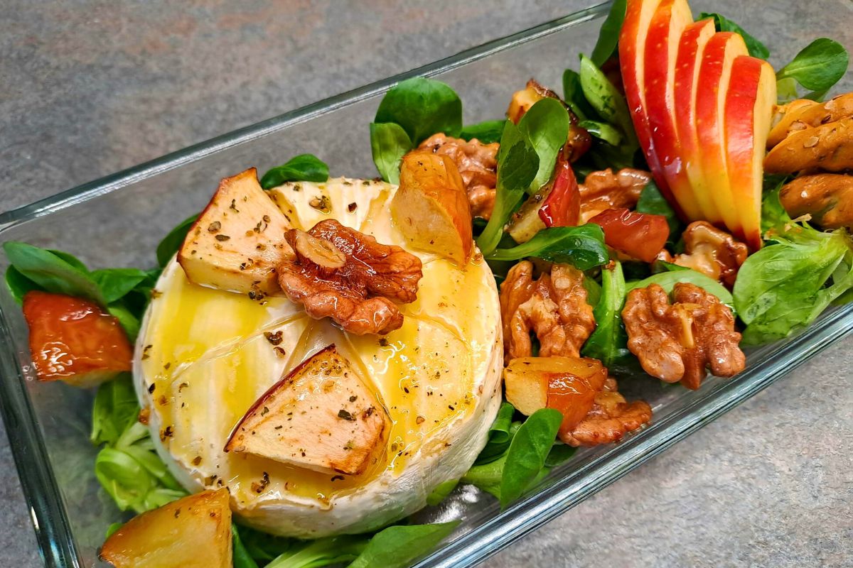 Obrázek k receptu na pečený hermelín s ořechy a jablky