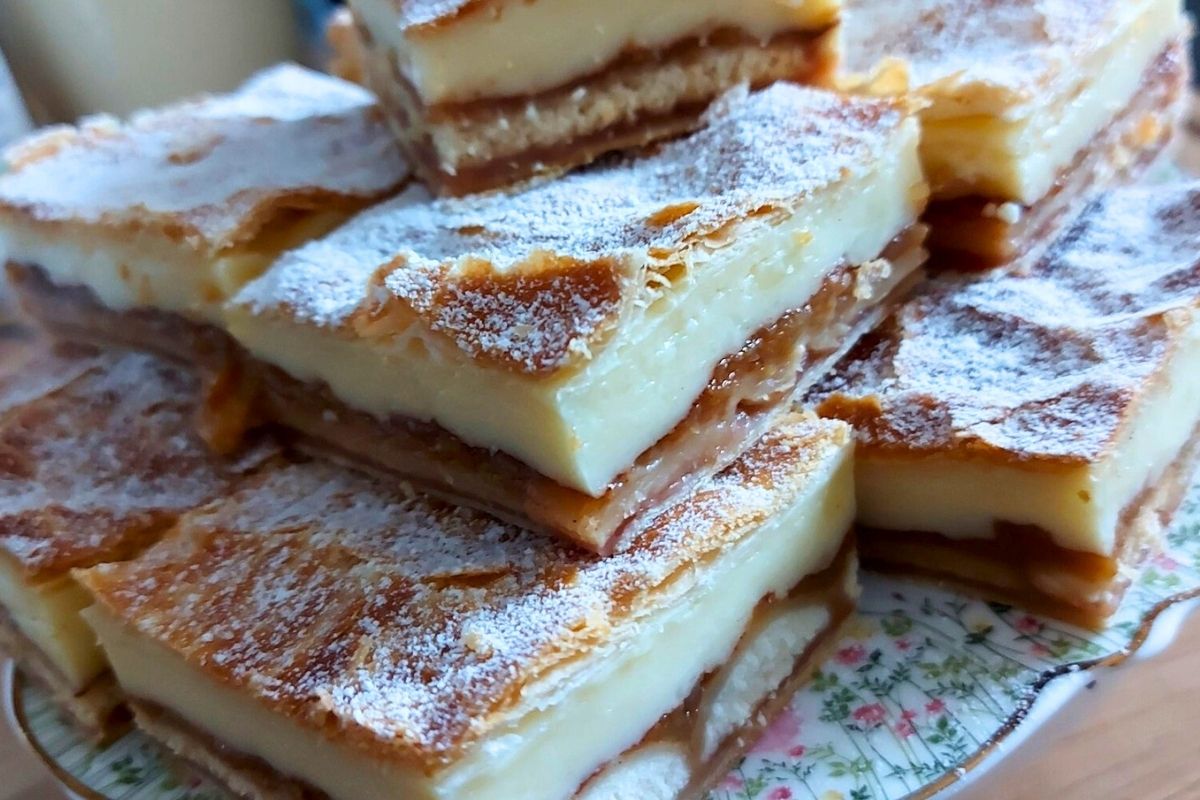 Obrázek k receptu na pudinkové řezy s jablky z listového těsta